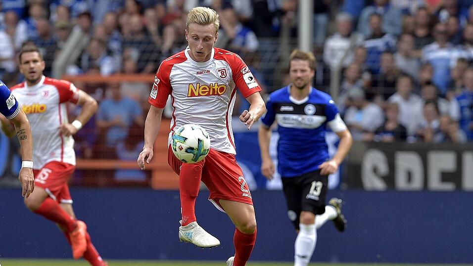 Joshua Mees, Leihgabe von 1899 Hoffenheim, kam gegen Arminia Bielefeld zu seinem ersten Pflichtspieleinsatz f&uuml;r den SSV Jahn Regensburg.