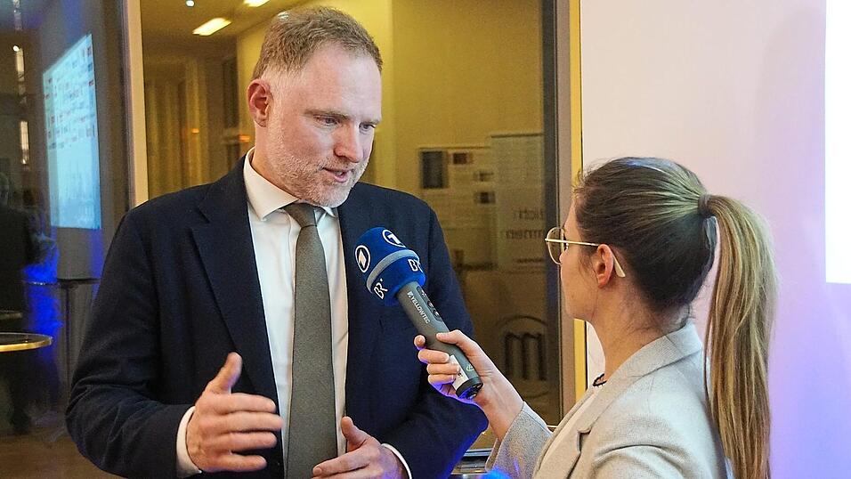 Zufrieden blickte Peter Aumer (CSU) in der Wahlarena in Regensburg drein. Dennoch sieht er eine herausfordernde Zeit auf die Parteien zukommen. Zufrieden blickte Peter Aumer (CSU) in der Wahlarena in Regensburg drein. Dennoch sieht er eine herausfordernde Zeit auf die Parteien zukommen.