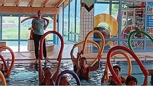 Regelmäßige Wassergymnastik hilft, die Rheuma-Beschwerden zu lindern. Hier eine Gruppe der Arbeitsgemeinschaft beim Training im Hallenbad Arnbruck. Regelmäßige Wassergymnastik hilft, die Rheuma-Beschwerden zu lindern. Hier eine Gruppe der Arbeitsgemeinschaft beim Training im Hallenbad Arnbruck.