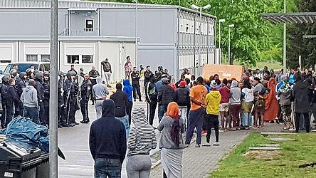 In Ankerzentren kommt es aufgrund der Größe und der dichten Belegung leichter zu Gewalt. Im Bild ein Polizeieinsatz in Regensburg. In Ankerzentren kommt es aufgrund der Größe und der dichten Belegung leichter zu Gewalt. Im Bild ein Polizeieinsatz in Regensburg.