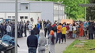 In Ankerzentren kommt es aufgrund der Größe und der dichten Belegung leichter zu Gewalt. Im Bild ein Polizeieinsatz in Regensburg. In Ankerzentren kommt es aufgrund der Größe und der dichten Belegung leichter zu Gewalt. Im Bild ein Polizeieinsatz in Regensburg.