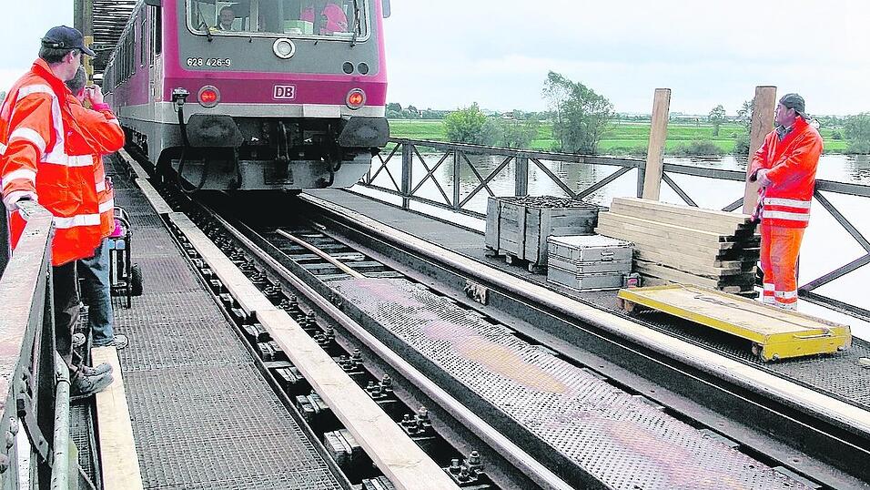 Ein Bild aus der Zeit der Reparaturarbeiten 2006: Nur ein Testzug durfte fahren. Ein Bild aus der Zeit der Reparaturarbeiten 2006: Nur ein Testzug durfte fahren.