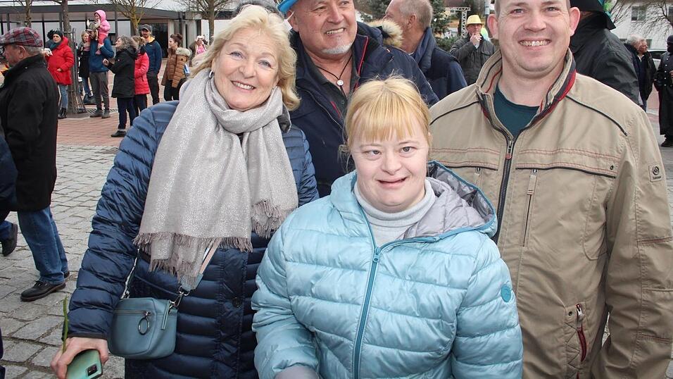 Viele Faschings-Fans haben sich am Samstag den Umzug in Langenbach angesehen. Viele Faschings-Fans haben sich am Samstag den Umzug in Langenbach angesehen.