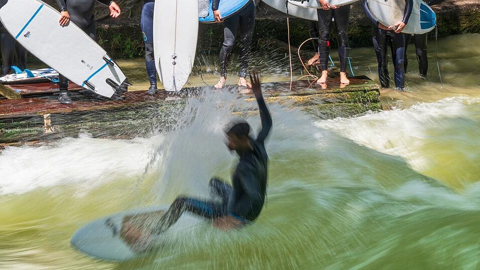 Früher standen die Surfer Schlange für einen Ritt auf der berühmten Welle. (Archivfoto) Früher standen die Surfer Schlange für einen Ritt auf der berühmten Welle. (Archivfoto)