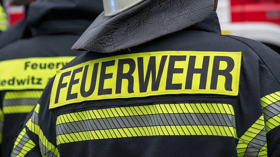 Die Feuerwehr rückt mit einem Großaufgebot an. (Symbolbild) Die Feuerwehr rückt mit einem Großaufgebot an. (Symbolbild)