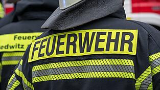 Die Feuerwehr rückt mit einem Großaufgebot an. (Symbolbild) Die Feuerwehr rückt mit einem Großaufgebot an. (Symbolbild)