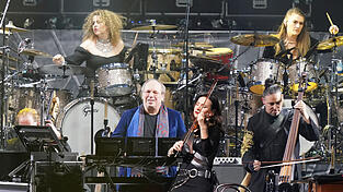 Hans Zimmer (in Blau) in der Hamburger Barclays Arena mit seinen Musikern und dem Odessa Orchestra Hans Zimmer (in Blau) in der Hamburger Barclays Arena mit seinen Musikern und dem Odessa Orchestra