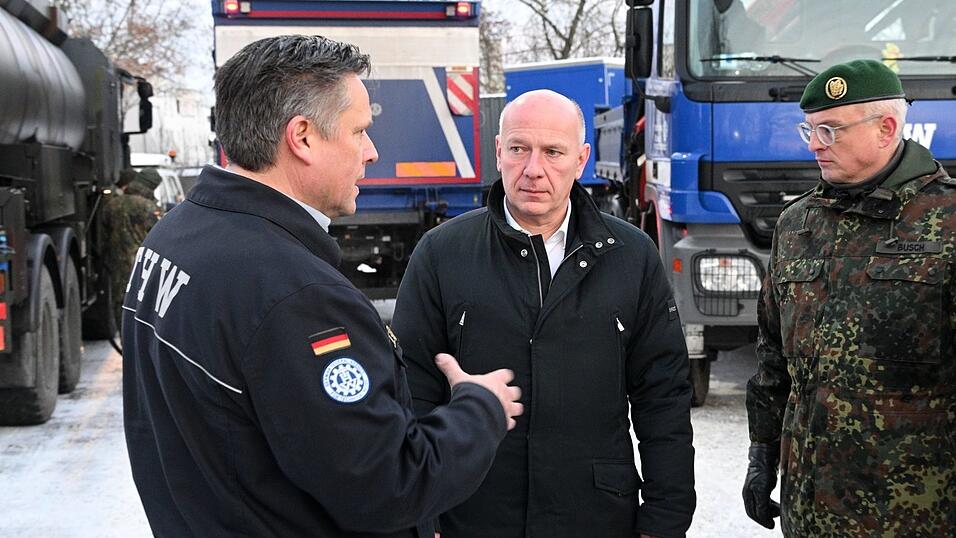 Oliver Schultz (l-r) vom Technischen Hilfswerk, Kai Wegner (CDU), Regierender Bürgermeister, und Brigadegeneral Horst Busch, unterhalten sich. Oliver Schultz (l-r) vom Technischen Hilfswerk, Kai Wegner (CDU), Regierender Bürgermeister, und Brigadegeneral Horst Busch, unterhalten sich.