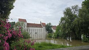 So hoch stand die Donau in Straubing am Montagmorgen gegen 9.15 Uhr. Der Scheitel für das Hochwasser wird laut neuen Prognosen für Dienstag erwartet. 