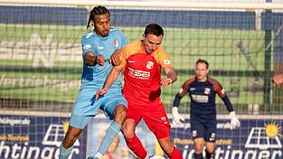 Für die SpVgg Hankofen um Spielertrainer Tobias Beck (in Rot) ist der direkte Klassenerhalt in der Regionalliga - gerade nach der 0:2-Niederlage gegen Tükgücü München (in Blau) - kaum mehr zu schaffen. Für die SpVgg Hankofen um Spielertrainer Tobias Beck (in Rot) ist der direkte Klassenerhalt in der Regionalliga - gerade nach der 0:2-Niederlage gegen Tükgücü München (in Blau) - kaum mehr zu schaffen.