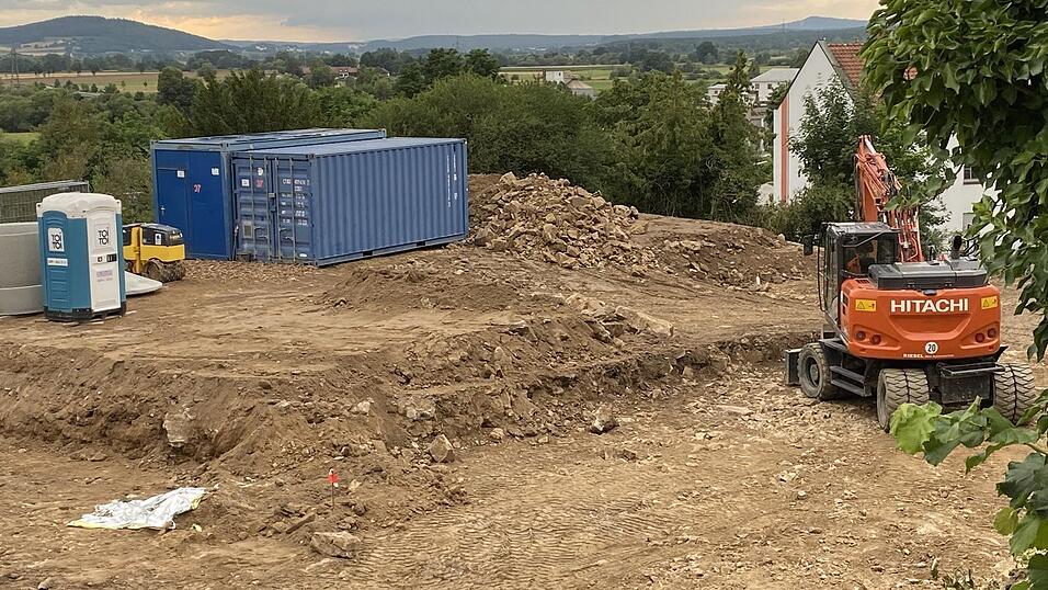 Die Baumaßnahmen auf diesem Grundstück sind der Grund für die großflächige Evakuierung gewesen: Ein Bagger hatte eine Fliegerbombe bewegt. Nun arbeiten Stadt und Landratsamt an einem Verdachtsgebiet Blindgänger, um solche Szenarien künftig möglichst zu vermeiden. Die Baumaßnahmen auf diesem Grundstück sind der Grund für die großflächige Evakuierung gewesen: Ein Bagger hatte eine Fliegerbombe bewegt. Nun arbeiten Stadt und Landratsamt an einem Verdachtsgebiet Blindgänger, um solche Szenarien künftig möglichst zu vermeiden.