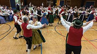 Volkst&auml;nze erz&auml;hlen Geschichten und geben Traditionen weiter.