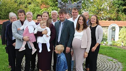 Die Tauffamilie Schmid mit Paten Tobias Schmid und weiteren Angeh&ouml;rigen beim Bergpredigtbrunnen in Harrling