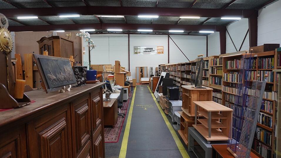 Blick ins Kaufhaus WahrenWert an der Landshuter Straße. Jetzt geht es mit neuem Träger weiter. Blick ins Kaufhaus WahrenWert an der Landshuter Straße. Jetzt geht es mit neuem Träger weiter.