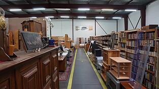 Blick ins Kaufhaus WahrenWert an der Landshuter Straße. Jetzt geht es mit neuem Träger weiter. Blick ins Kaufhaus WahrenWert an der Landshuter Straße. Jetzt geht es mit neuem Träger weiter.