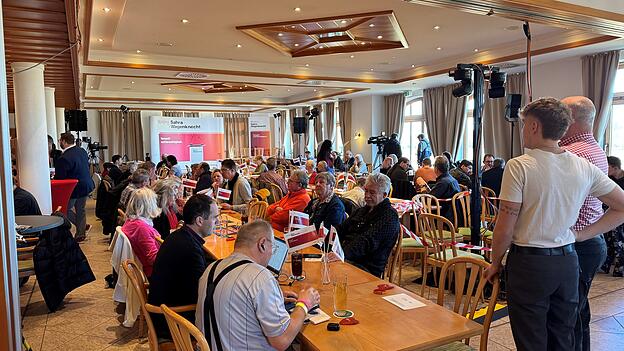 Langsam füllt sich der Saal im Gasthaus Knott in Tiefenbach. Knapp 280 Menschen finden hier Platz, bisher sind knapp 50 Prozent der Plätze belegt. In knapp 15 Minuten wird der Landesvorsitzende des BSW Bayern, der Stephansposchinger Patrick Rostek,  die Besucher begrüßen. Langsam füllt sich der Saal im Gasthaus Knott in Tiefenbach. Knapp 280 Menschen finden hier Platz, bisher sind knapp 50 Prozent der Plätze belegt. In knapp 15 Minuten wird der Landesvorsitzende des BSW Bayern, der Stephansposchinger Patrick Rostek,  die Besucher begrüßen.