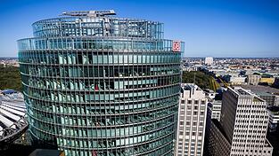 Bei der Deutschen Bahn gehen die Tarifverhandlungen mit der Lokf&uuml;hrergewerkschaft GDL am Montag weiter. (Archivbild)