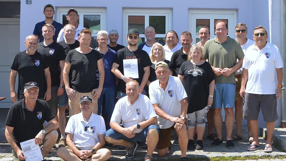 Bürgermeister Matthias Oberhofer (3.v.r.) gratulierte den Teilnehmern am Preisschießen zu den erzielten Ergebnissen. Bürgermeister Matthias Oberhofer (3.v.r.) gratulierte den Teilnehmern am Preisschießen zu den erzielten Ergebnissen.