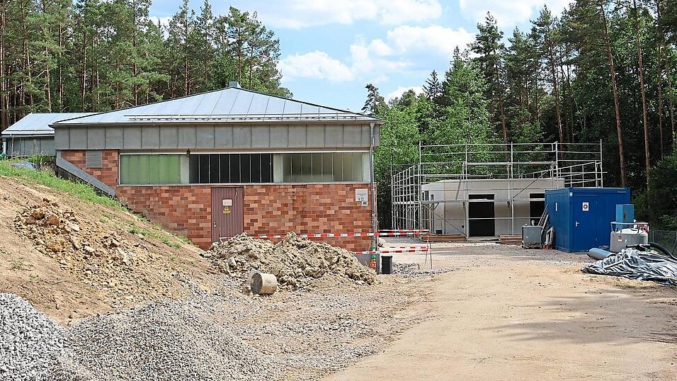 Technische Probleme bei der Weiterleitung zum Hochbehälter Ronberg gab es vergangene Woche nach einem Blitzeinschlag im Pumpwerk Roding, das gerade saniert wird. Die Trinkwasserversorgung war jedoch nach aktuellem Stand zu keiner Zeit beeinträchtigt. Technische Probleme bei der Weiterleitung zum Hochbehälter Ronberg gab es vergangene Woche nach einem Blitzeinschlag im Pumpwerk Roding, das gerade saniert wird. Die Trinkwasserversorgung war jedoch nach aktuellem Stand zu keiner Zeit beeinträchtigt.