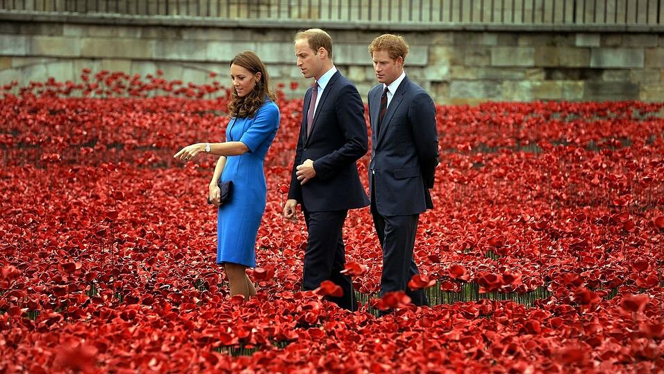 Früher waren sie oft gemeinsam zu sehen: Kate (links), Prinz William (Mitte) und Prinz Harry (rechts). (Archivfoto) Früher waren sie oft gemeinsam zu sehen: Kate (links), Prinz William (Mitte) und Prinz Harry (rechts). (Archivfoto)