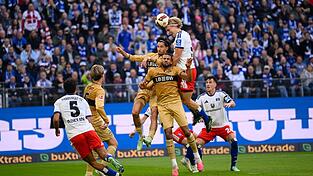 Hamburgs Sebastiaan Bornauw köpft den Ball auf das Tor. Hamburgs Sebastiaan Bornauw köpft den Ball auf das Tor.