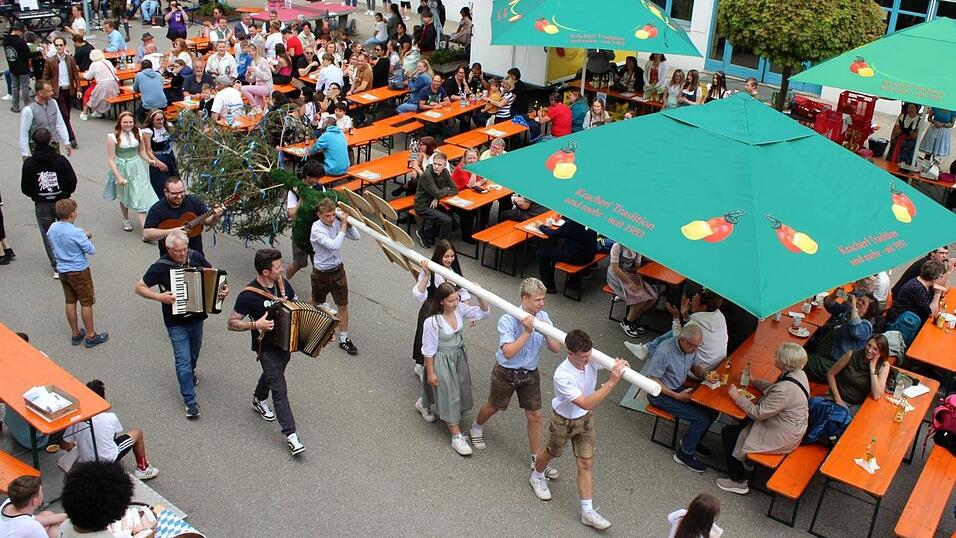 Die Karl-Peter-Obermaier-Mittelschule in Bad K&ouml;tzting hat am Freitag ihr Maifest gefeiert.