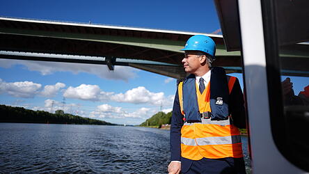 Bundesverkehrsminister Steffen Bilger (CDU) wirbt angesichts des Niedrigwassers in Fl&uuml;ssen auch f&uuml;r einen weiteren Ausbau von Wasserstra&szlig;en.