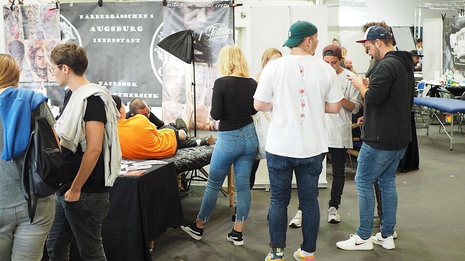Rund 40 Aussteller und etwa 90 Tattoo-Künstler sind auf der Tattoo Convention in Straubing vertreten. Rund 40 Aussteller und etwa 90 Tattoo-Künstler sind auf der Tattoo Convention in Straubing vertreten.