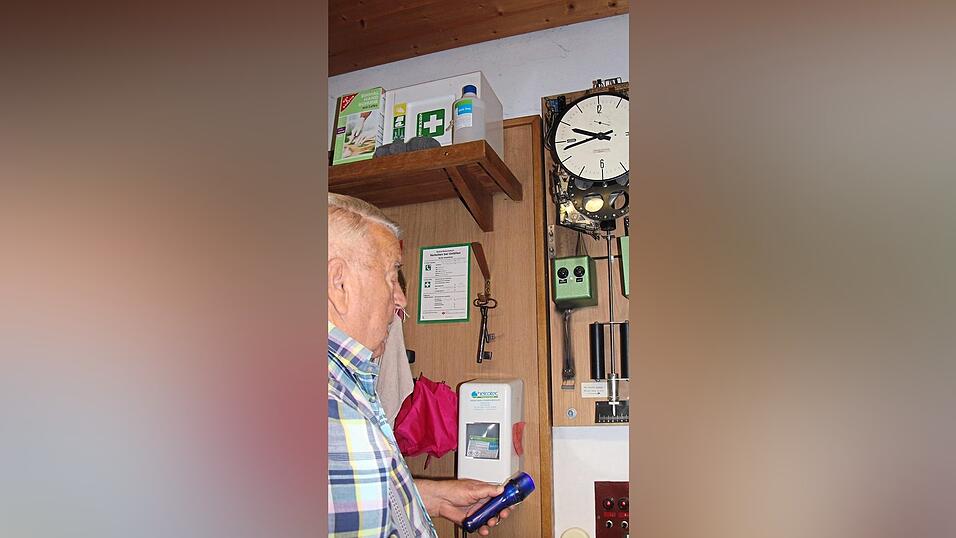 Mit der Taschenlampe leuchtet Hans Nirschl auf die silberne Stellschraube am Ende der Stange, an der er dreht, wenn die Zeit zu korrigieren ist. Mit der Taschenlampe leuchtet Hans Nirschl auf die silberne Stellschraube am Ende der Stange, an der er dreht, wenn die Zeit zu korrigieren ist.