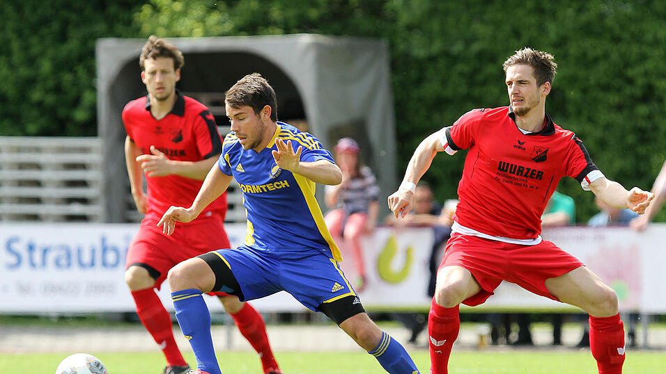 Der TSV Bogen versetzte dem Favoriten aus Affing in der Nachspielzeit den Lucky Punch und siegte mit 2:1 (Foto: Schindler). Der TSV Bogen versetzte dem Favoriten aus Affing in der Nachspielzeit den Lucky Punch und siegte mit 2:1 (Foto: Schindler).