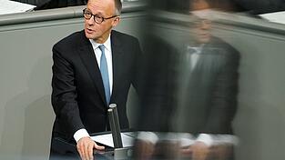 Bundeskanzler Friedrich Merz (CDU) spricht in der Generaldebatte im Bundestag zum Haushalt.