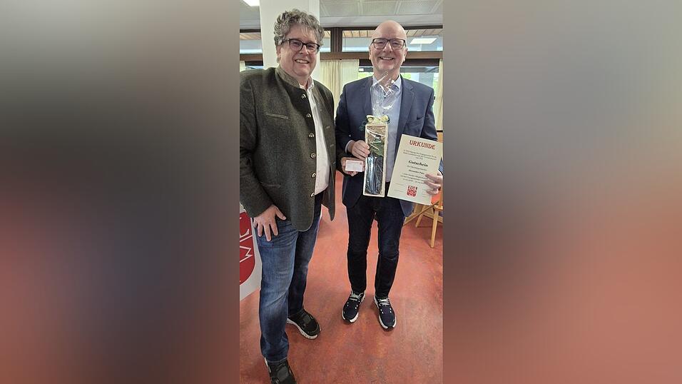 Oberb&uuml;rgermeister Alexander Putz (rechts) wurde von TGL-Vorsitzendem Harald Kienlein mit einer Sondermitgliedschaft bedacht.