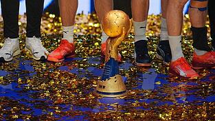 Um diesen WM-Pokal kämpft Deutschland beim Heim-Turnier im Januar 2027. (Archivbild) Um diesen WM-Pokal kämpft Deutschland beim Heim-Turnier im Januar 2027. (Archivbild)
