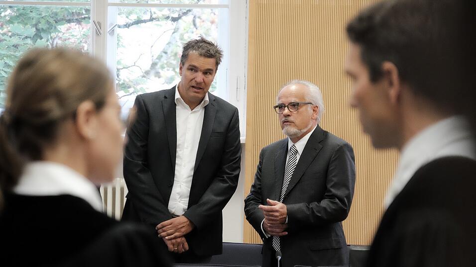Stefan Pohlmann (2. v. l. ) ist seit 2014 im Visier der Staatsanwaltschaft. Sie wirft ihm etwa gefährliche Körperverletzung mit Todesfolge und gewerbsmäßigen Betrug vor. Sein Verteidiger Ulrich Ziegert (2. v. r. ) sieht dafür keine Belege. Stefan Pohlmann (2. v. l. ) ist seit 2014 im Visier der Staatsanwaltschaft. Sie wirft ihm etwa gefährliche Körperverletzung mit Todesfolge und gewerbsmäßigen Betrug vor. Sein Verteidiger Ulrich Ziegert (2. v. r. ) sieht dafür keine Belege.