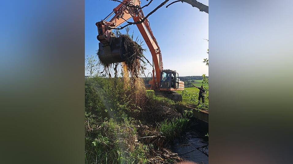 Zuvor baggerte ein Bagger die Grube aus.