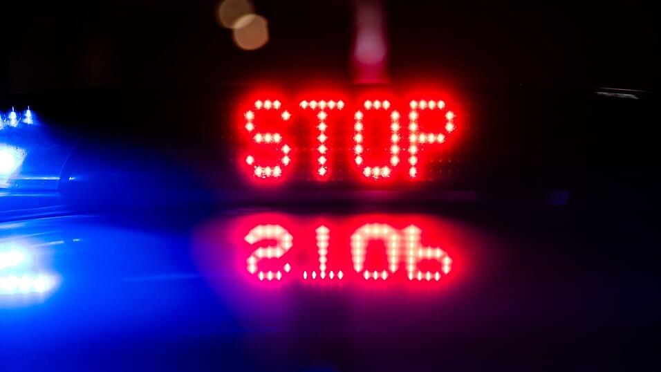 Die Beamten haben den Lastwagen zum Anhalten aufgefordert. (Symbolbild)