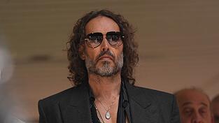 Russell Brand muss trotz der schweren Vorw&uuml;rfe wegen mutma&szlig;lich sexueller &Uuml;bergriffe nicht in Untersuchungshaft. (Archivfoto)