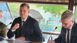 Bezirkstagspräsident Dr. Olaf Heinrich fand im Deggendorfer Kreistag offene Worte zu den stetig steigenden Sozialausgaben auf Bezirksebene. Bezirkstagspräsident Dr. Olaf Heinrich fand im Deggendorfer Kreistag offene Worte zu den stetig steigenden Sozialausgaben auf Bezirksebene.