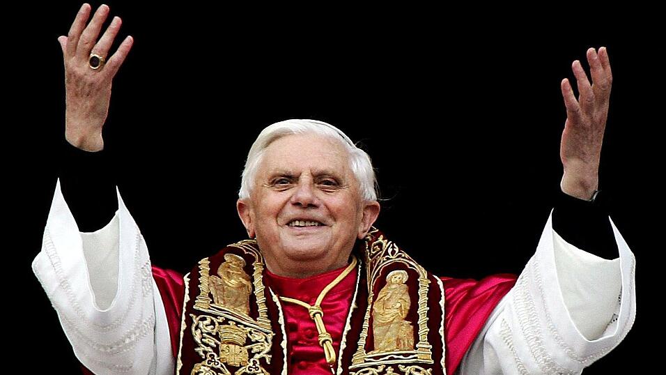 Papst Benedikt XVI. gr&uuml;&szlig;t 2005 vom Balkon des Petersdoms die Menschen auf dem Petersplatz.