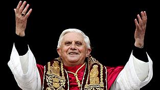 Papst Benedikt XVI. grüßt 2005 vom Balkon des Petersdoms die Menschen auf dem Petersplatz. Papst Benedikt XVI. grüßt 2005 vom Balkon des Petersdoms die Menschen auf dem Petersplatz.