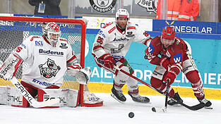 Ein glückliches Händchen bewies EVL-Verteidiger Wade Bergman (rotes Trikot) beim 2:1-Triumph gegen Regensburg. Zuerst fälschte er den Schuss von Linus Brandl entscheidend zum 1:1 ab und war dann auch an Tor Immos Siegtreffer beteiligt.
