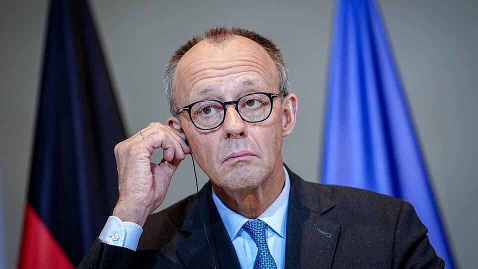 Der Regierungssprecher sieht nur eine äußerliche Ähnlichkeit zwischen Merz und Stromberg. (Archivbild)