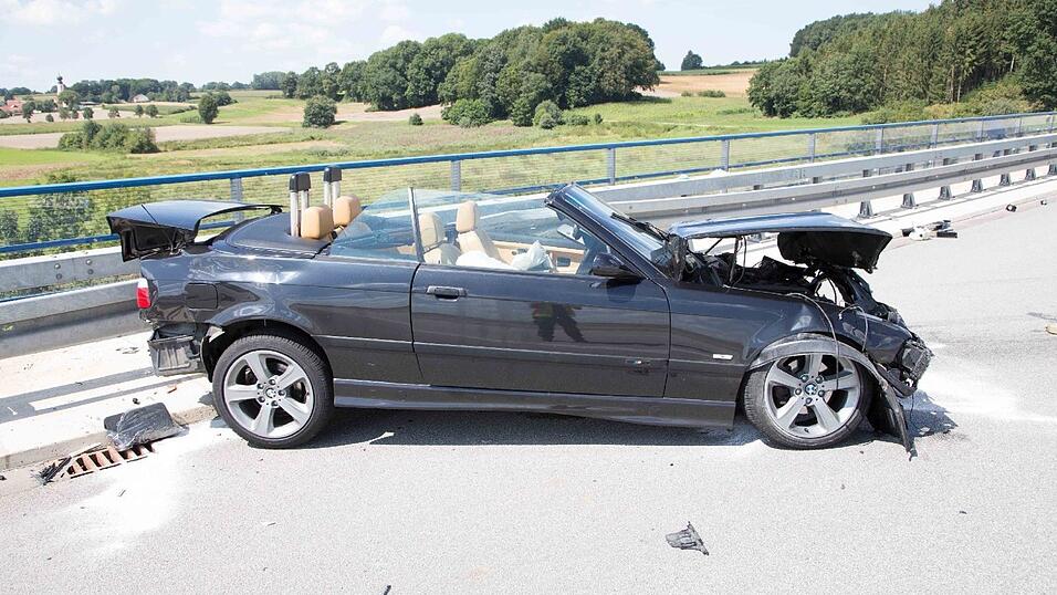 Horror-Unfall am Sonntag auf der B15 neu bei Neufahrn im Landkreis Landshut. Ein 26-jähriger Mann wurde dabei lebensgefährlich verletzt.