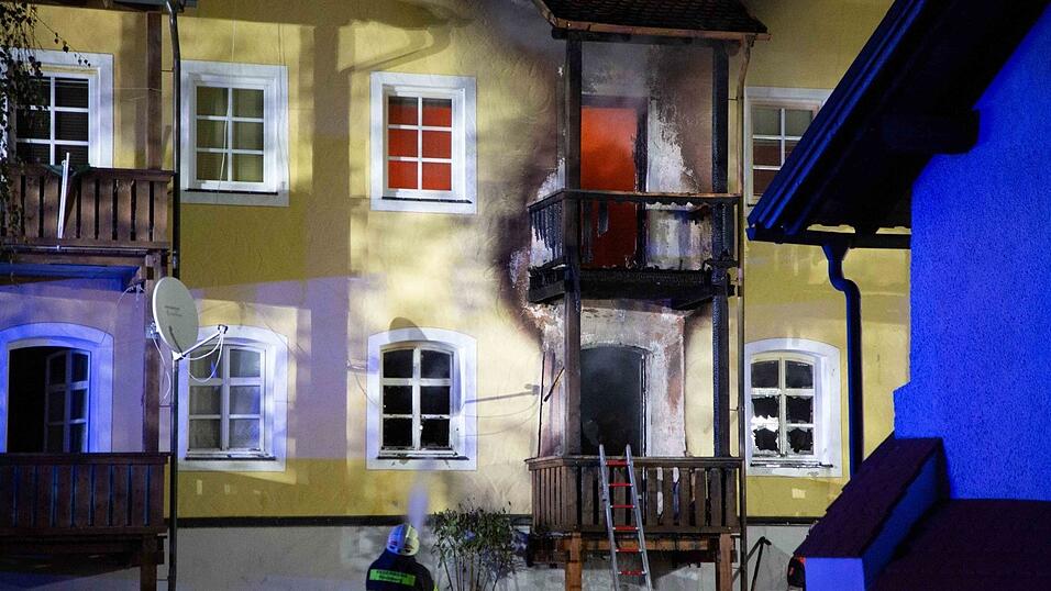 Beim Brand eines Mehrfamilienhaus in Reisbach sind in der Nacht auf Samstag vier Menschen ums Leben gekommen. Mindestens 20 weitere wurden verletzt. Beim Brand eines Mehrfamilienhaus in Reisbach sind in der Nacht auf Samstag vier Menschen ums Leben gekommen. Mindestens 20 weitere wurden verletzt.