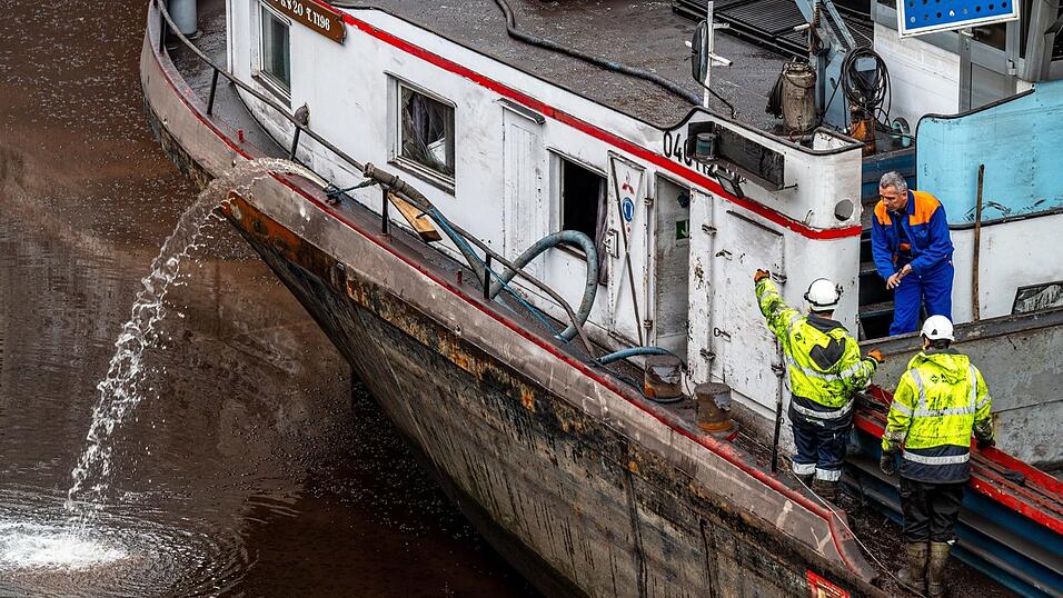 An Bord des bei Wörth an der Donau gesunkenen Frachters waren rund 1100 Tonnen Eisenerz-Granulat. An Bord des bei Wörth an der Donau gesunkenen Frachters waren rund 1100 Tonnen Eisenerz-Granulat.