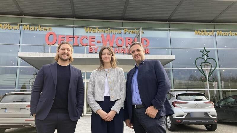 Bei der Pressekonferenz am Freitag: Niklas Proyer (links), Expansion-Leiter bei Decathlon, Möbelhaus-Chef Franz Wanninger und seine Tochter Theresa. Bei der Pressekonferenz am Freitag: Niklas Proyer (links), Expansion-Leiter bei Decathlon, Möbelhaus-Chef Franz Wanninger und seine Tochter Theresa.