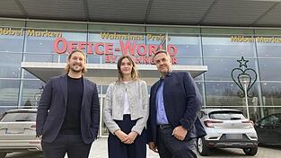Bei der Pressekonferenz am Freitag: Niklas Proyer (links), Expansion-Leiter bei Decathlon, M&ouml;belhaus-Chef&nbsp;Franz Wanninger und seine Tochter Theresa.