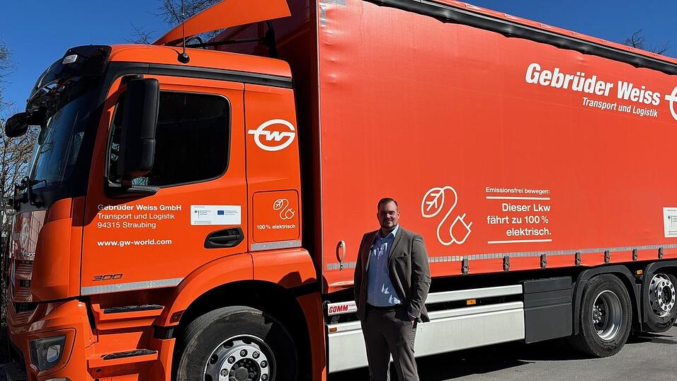 Thomas Peklo ist Niederlassungsleiter beim Transport- und Logistikunternehmen Gebrüder Weiss am Sachsenring. Er appelliert an die neue Bundesregierung, den Schwerlastbereich zu subventionieren, damit künftig mehr einhundert Prozent elektrische Lastwagen (siehe Foto) auf den Straßen unterwegs sein können. Thomas Peklo ist Niederlassungsleiter beim Transport- und Logistikunternehmen Gebrüder Weiss am Sachsenring. Er appelliert an die neue Bundesregierung, den Schwerlastbereich zu subventionieren, damit künftig mehr einhundert Prozent elektrische Lastwagen (siehe Foto) auf den Straßen unterwegs sein können.