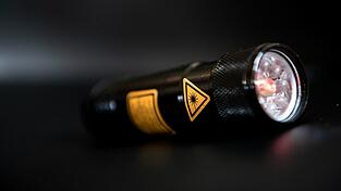 Beamte fanden den Laserpointer im Auto des Mannes. (Symbolbild)