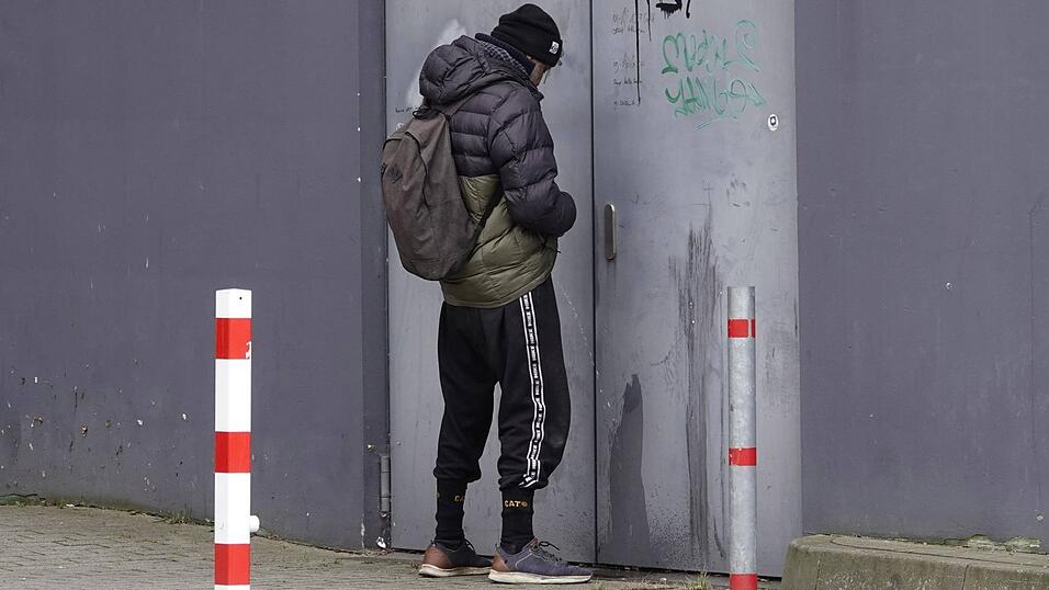 Gleich von mehreren T&auml;tern wurde ein 17-J&auml;hriger angegriffen und ausgeraubt, als er seine Notdurft verrichtete. (Symbolbild)